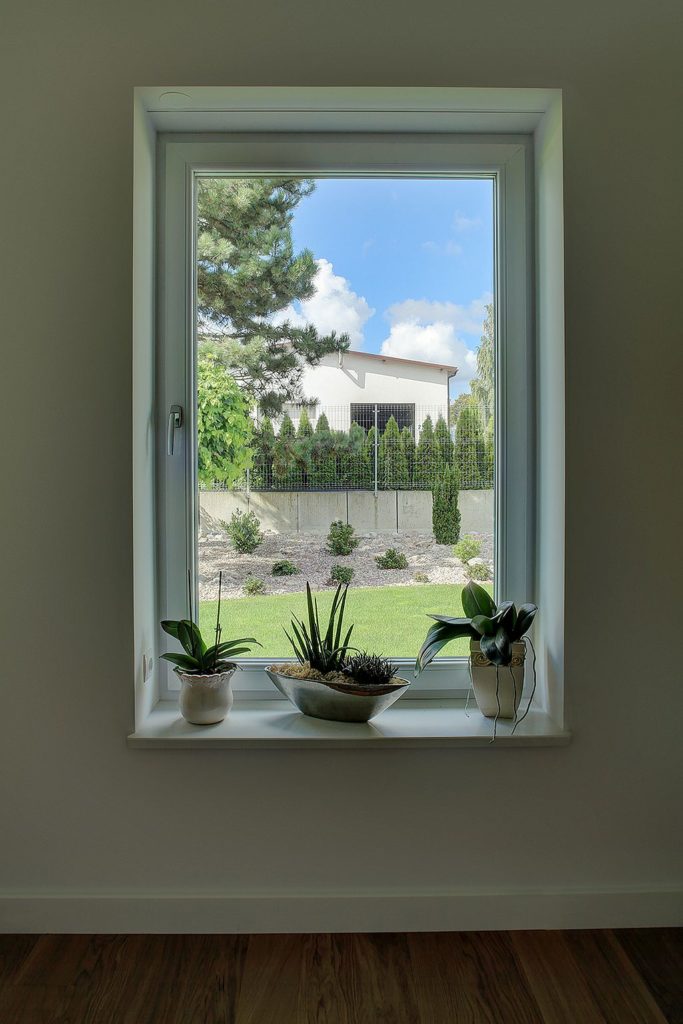 Ein Referenzfenster (einflügelig), mit dem Sie die Wärmedurchgangskoeffizienten von Fenstern vergleichen können.
